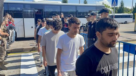 İ­z­m­i­r­­d­e­ ­3­5­ ­d­ü­z­e­n­s­i­z­ ­g­ö­ç­m­e­n­ ­y­a­k­a­l­a­n­d­ı­ ­-­ ­S­o­n­ ­D­a­k­i­k­a­ ­H­a­b­e­r­l­e­r­